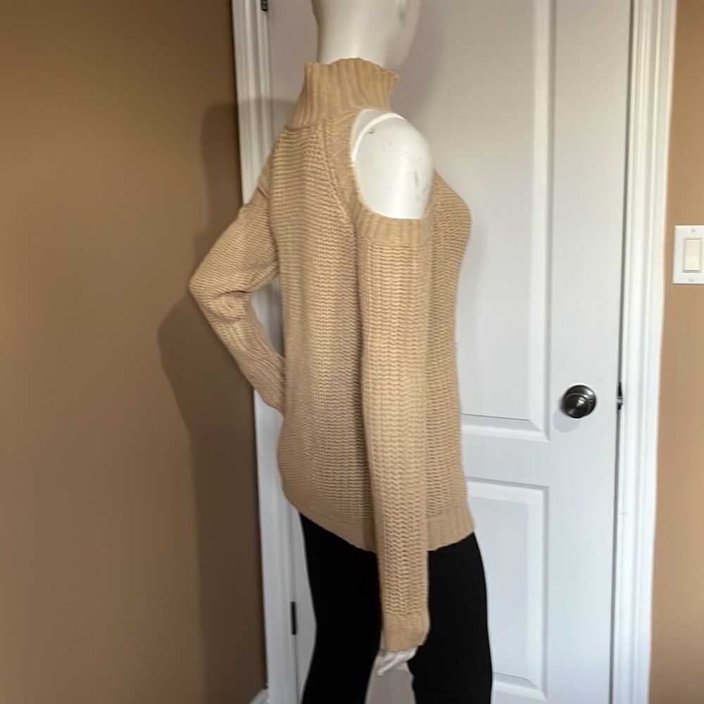 Cold shoulder Sweater/Size L - Picture 3 of 6